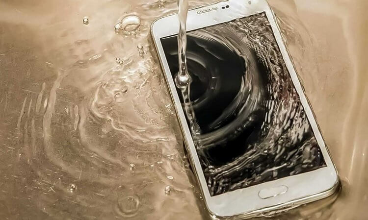 Сломается ли телефон, если упадет в ванну с водой. А вот смартфон вполне может сломаться. Фото.