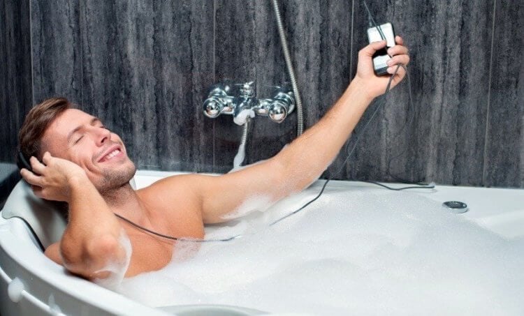 Опасно ли ронять смартфон в ванну: что случится с вами, а что — с Андроидом. А вы пользуетесь телефоном в ванной? Фото.
