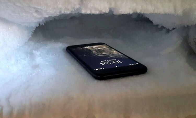 Можно ли класть телефон в морозилку. Кладите, но помните о потенциальной опасности для аккумулятора. Фото.