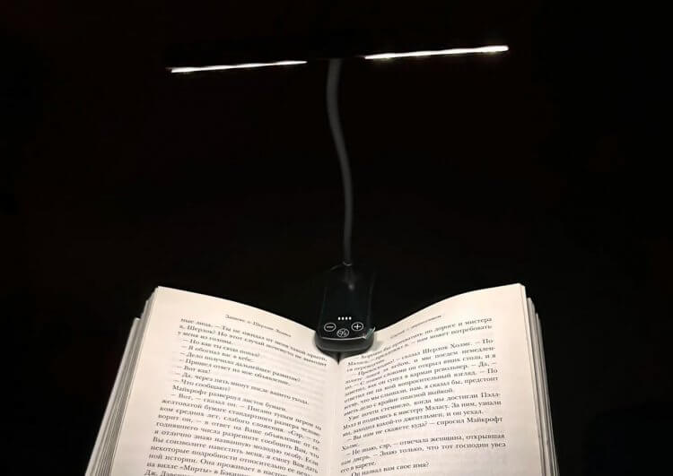Настольная лампа с прищепкой. Лампа крепится прямо на книгу и журнал, позволяя читать в темноте. Фото.