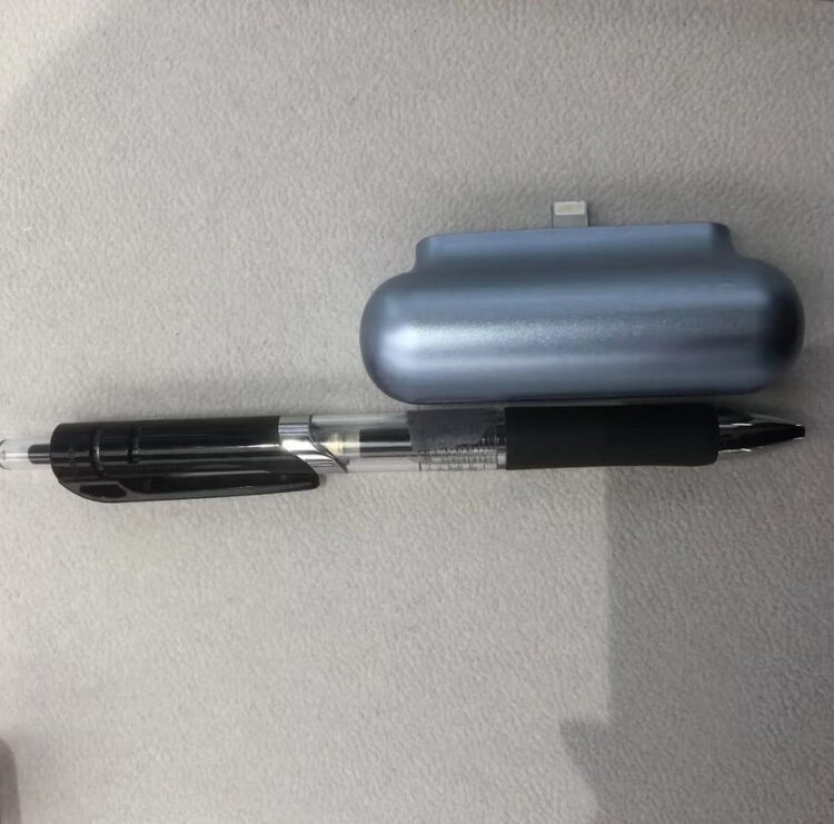 Заряда повербанка должно хватить для того, чтобы вернуть батарею смартфона в рабочее состояние. Фото.