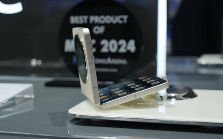 Недорогой складной смартфон nubia Flip 5G. Складной смартфон в корпусе из стекла и металла. Фото.