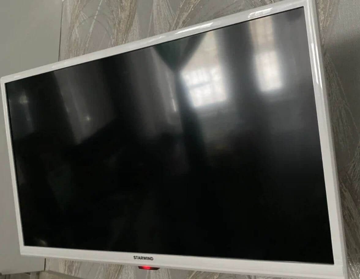 Недорогой телевизор с Алисой на кухню. Модель от Starwind работает с Яндекс ТВ с Алисой, а значит, ею можно управлять голосом. Фото.