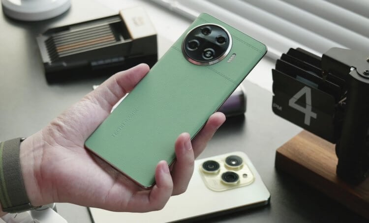 Новый смартфон TECNO Spark 20 Pro+. В зеленой версии спинка смартфона выполнена из экокожи. Фото: gizmochina. Фото.