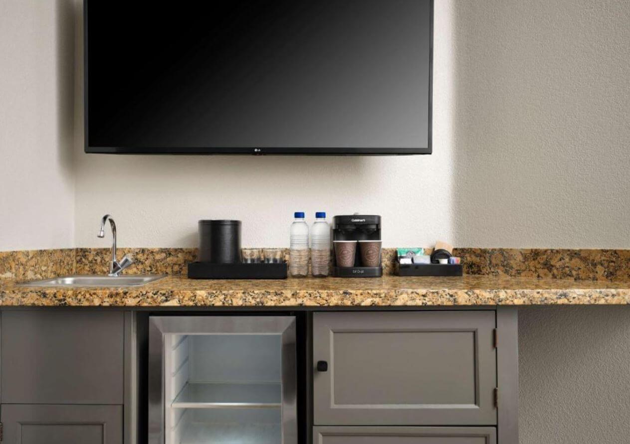 Какой маленький телевизор на кухню купить. Выбрали отличные модели со Смарт ТВ по хорошей цене. Выбрали лучшие ТВ для твоей кухни. Фото.