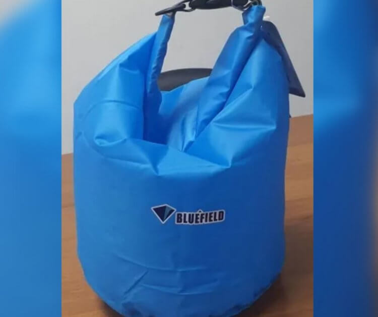 Водонепроницаемая походная сумка. Сумка защитит ваши вещи от воды и подойдет для походов. Фото.