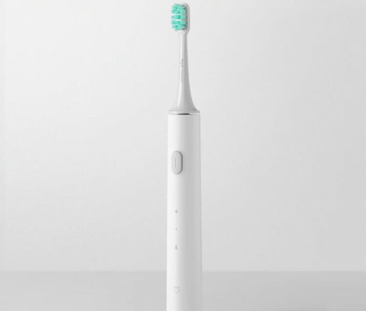 Электрическая зубная щетка с мощным аккумулятором. Эту щетку можно взять на дачу и не вспоминать о зарядке. Фото.