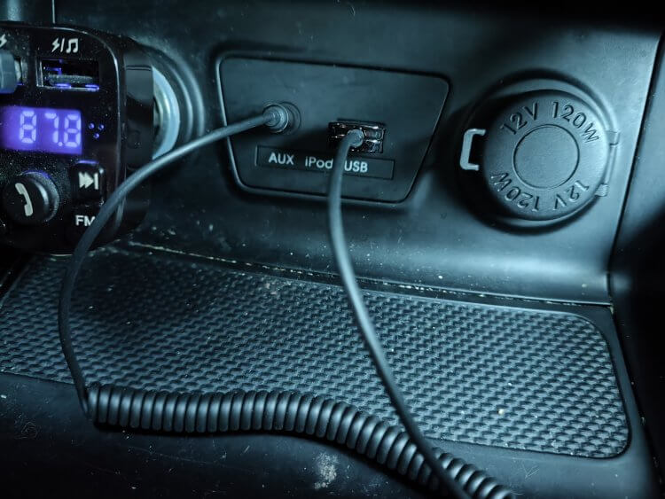 Автомобильный Bluetooth AUX адаптер. Для подключения потребуется порт USB и AUX для вывода звука. Фото.