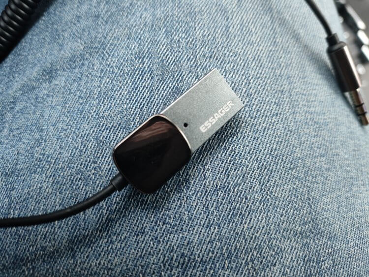 Автомобильный Bluetooth AUX адаптер. Маленькая точечка на штекере — это микрофон для громкой связи. Фото.