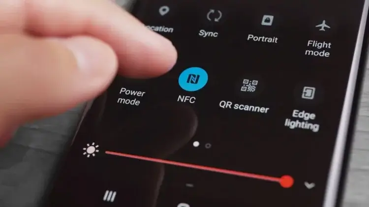 Как работает оплата смартфоном. Производитель вашего смартфона может отключить NFC обычным обновлением. Фото: Habr. Фото.