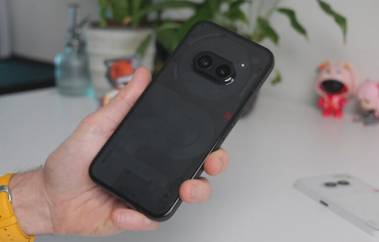 Nothing Phone (2a) — настоящий смартфон для народа! Он намного круче Xiaomi и Samsung. Смартфон доступен в черном и белом цвете (в обоих случаях используется прозрачная спинка). Фото: Tech Spurt. Фото.