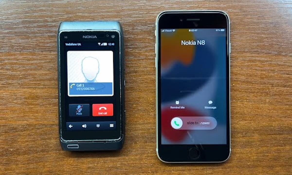 Настройка нового телефона. Смартфоны с большим сенсорным экраном были и в нулевых, но они были далеки от современных. Изображение: YouTube, канал No Caller ID. Фото.