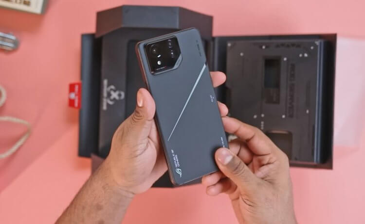 Разница между ASUS Zenfone 11 Ultra и ROG Phone 8. Этот смартфон подозрительно похож на Zenfone 11 Ultra, не так ли? Фото: C4ETech English. Фото.
