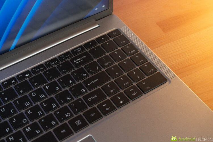 Ноутбук с полноценной клавиатурой. Цифровой блок на месте. Фото.