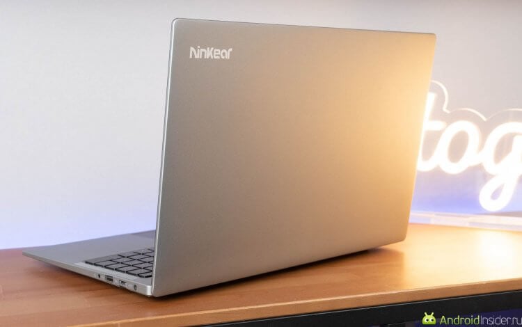 Обзор ноутбука Ninkear N16 Pro. Металлическая внешняя стенка не должна царапаться очень сильно. Но экспериментировать не стоит. Фото.