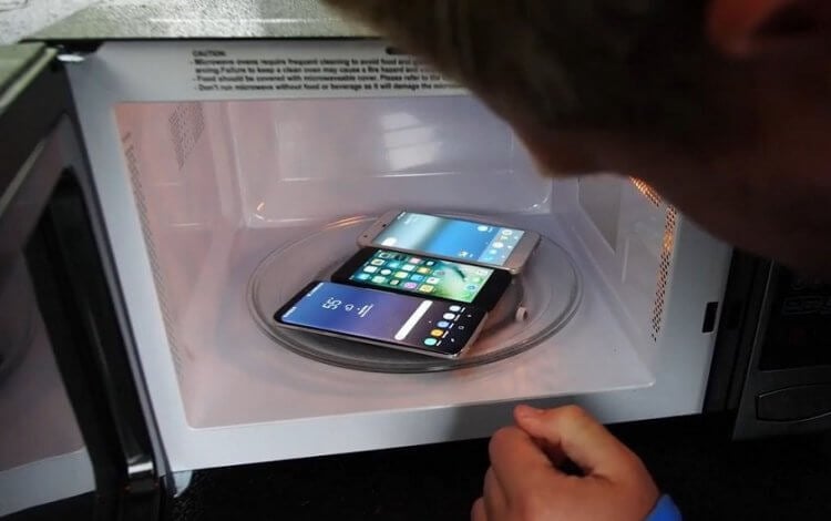 Что будет, если засунуть телефон в микроволновку. Уже хочется положить смартфон в микроволновку? Фото.