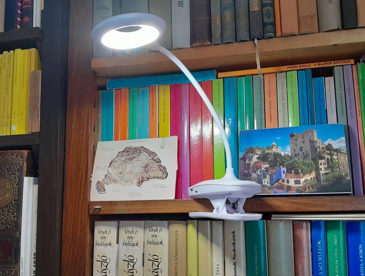 Прикроватный светильник с клипсой. Прикроватная лампа с клипсой — отличное решение на каждый день. Фото.