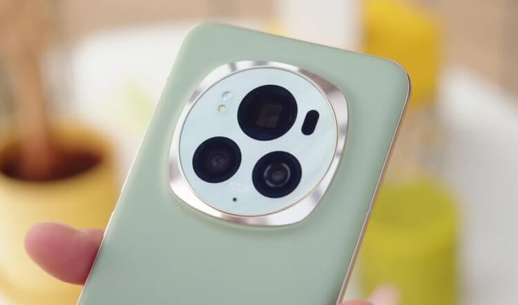 Смартфон с лучшей камерой в 2024 году. HONOR Magic6 Pro получил 3 полезные камеры сзади. Фото: GSMArena Official. Фото.