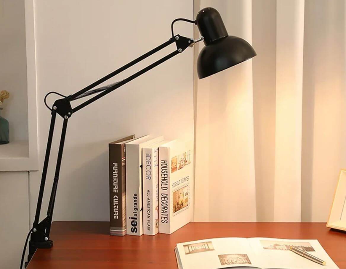 Удобная настольная лампа с креплением. Лампа долговечна и проста в использовании, а также позволяет выбрать нужный угол освещения. Фото.