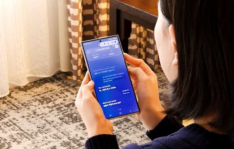 Живой перевод от Samsung в режиме реального времени теперь доступен на русском. Функция живого перевода действительно открывает новые возможности общения. Изображение: Samsung Newsroom. Фото.