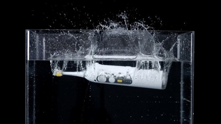 Электрическая щетка с беспроводной зарядкой. Щетка Soocas Neos защищена от воды по стандарту IPX8. Фото.