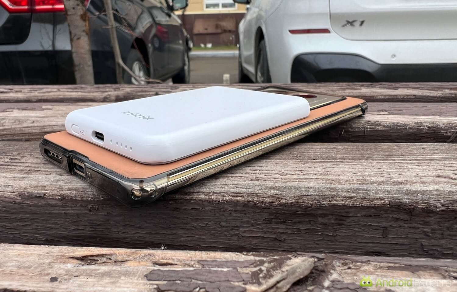 Беспроводная зарядка как у iPhone. Внешний аккум даст вам примерно 40-50% заряда. Фото.
