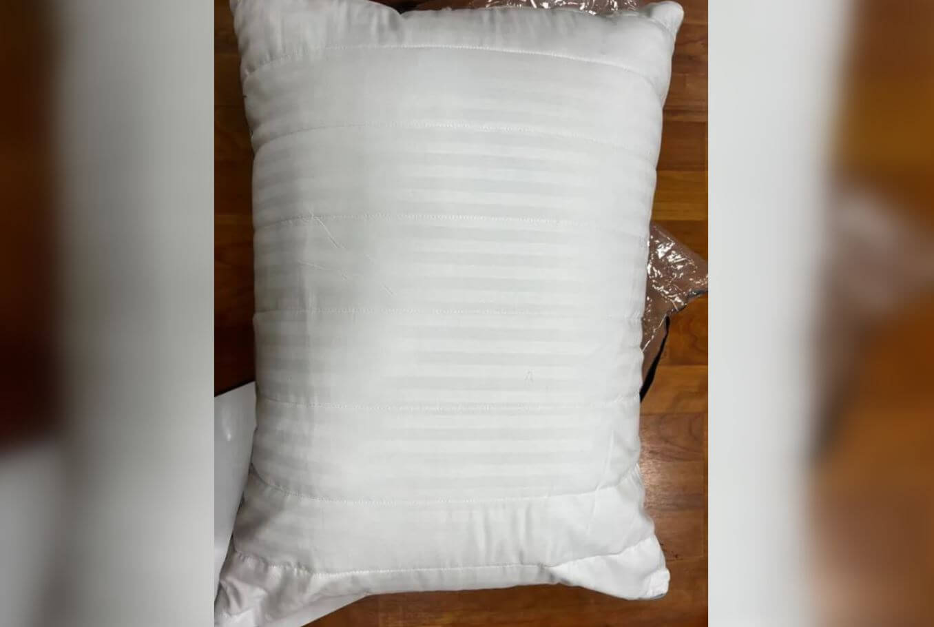 Качественная подушка из лебяжьего пуха. Эта недорогая подушка — спонсор ваших будущих сладких снов. Фото.