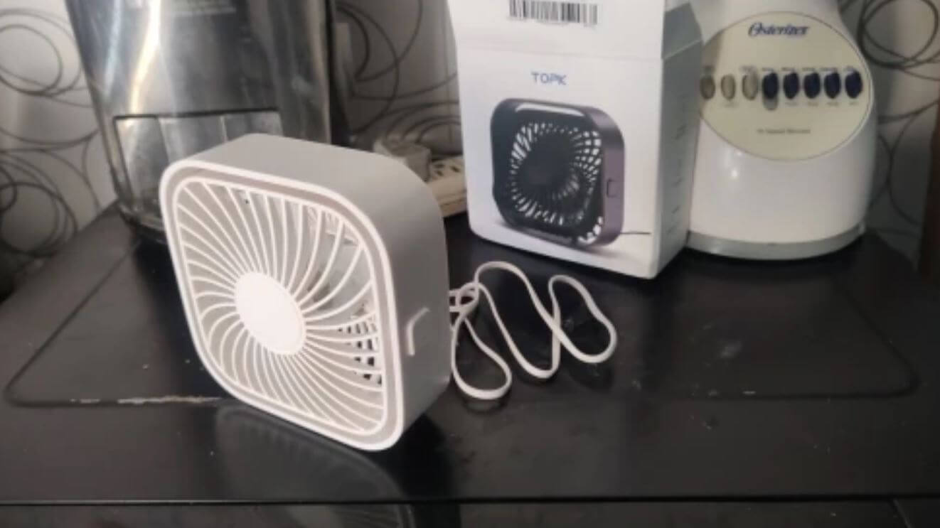 Настольный вентилятор. Компактный вентилятор может работать даже от повербанка. Фото.
