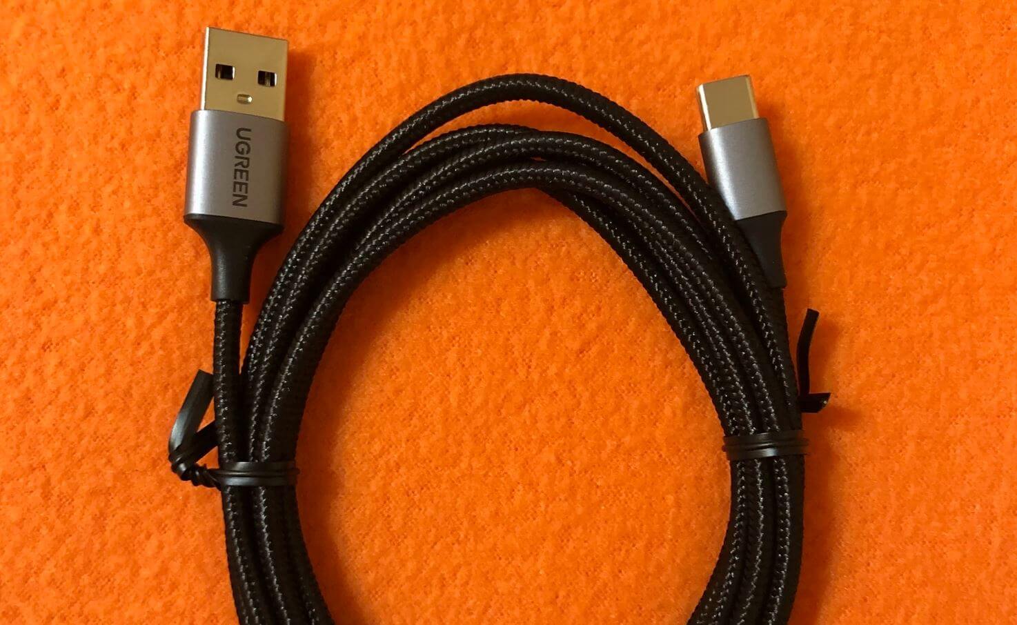 USB-кабель для зарядки смартфона. Хороший зарядный кабель точно не будет лишним в любой квартире. Фото.