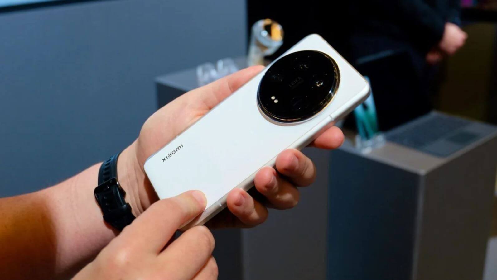 Какой флагман Xiaomi взять в 2024 году. Новый Xiaomi 14 Ultra уже можно достать с хорошей скидкой. Фото.
