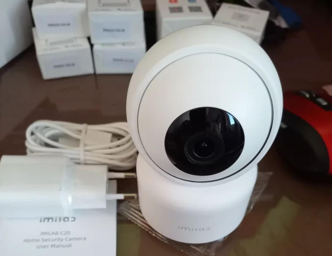 Камера наблюдения для дома. Крутая камера позволит наблюдать за происходящим дома прямо со смартфона и в высоком качестве. Фото.
