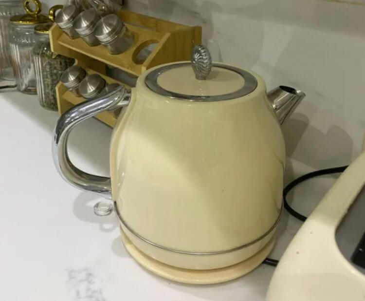 Недорогой электрический чайник. Этот чайник похож на обычный, но греет воду намного быстрее. Фото.