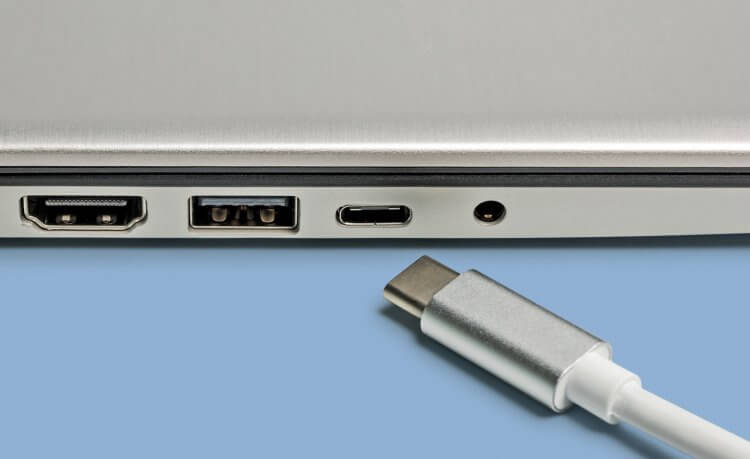 Можно ли заряжать ноутбук телефонной зарядкой. Через разъем USB Type-C ноутбук можно запитать зарядкой телефона. Фото.
