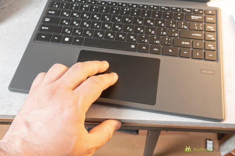 Может ли планшет с клавиатурой заменить ноутбук. Трекпад позволяет пользоваться им полноценно. Его размер больше, чем у некоторых ноутбуков. Фото.
