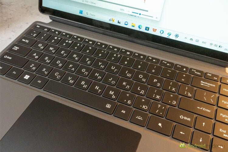 Может ли планшет с клавиатурой заменить ноутбук. Клавиши большие и удобные. Фото.