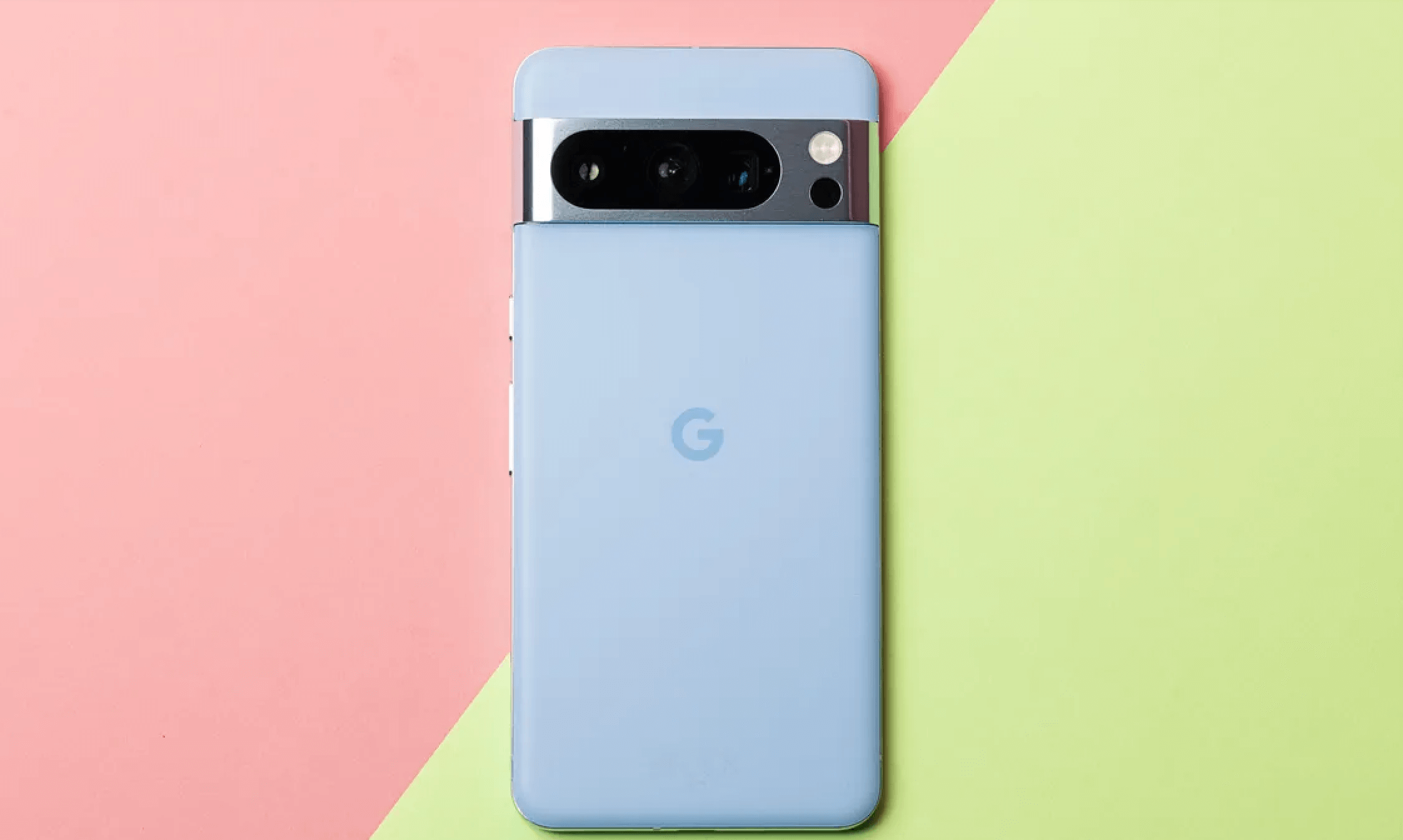 5 причину купить Google Pixel 8a и 2 причины этого не делать. Многие ждали этот телефон. Теперь надо понять, стоит ли его покупать. Изображение: CNET. Фото.