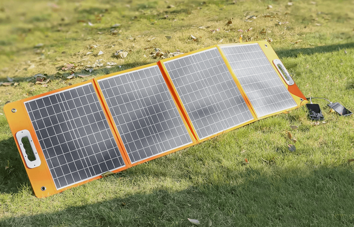 Портативная солнечная панель для зарядки гаджетов. Изображение: AliExpress. Фото.