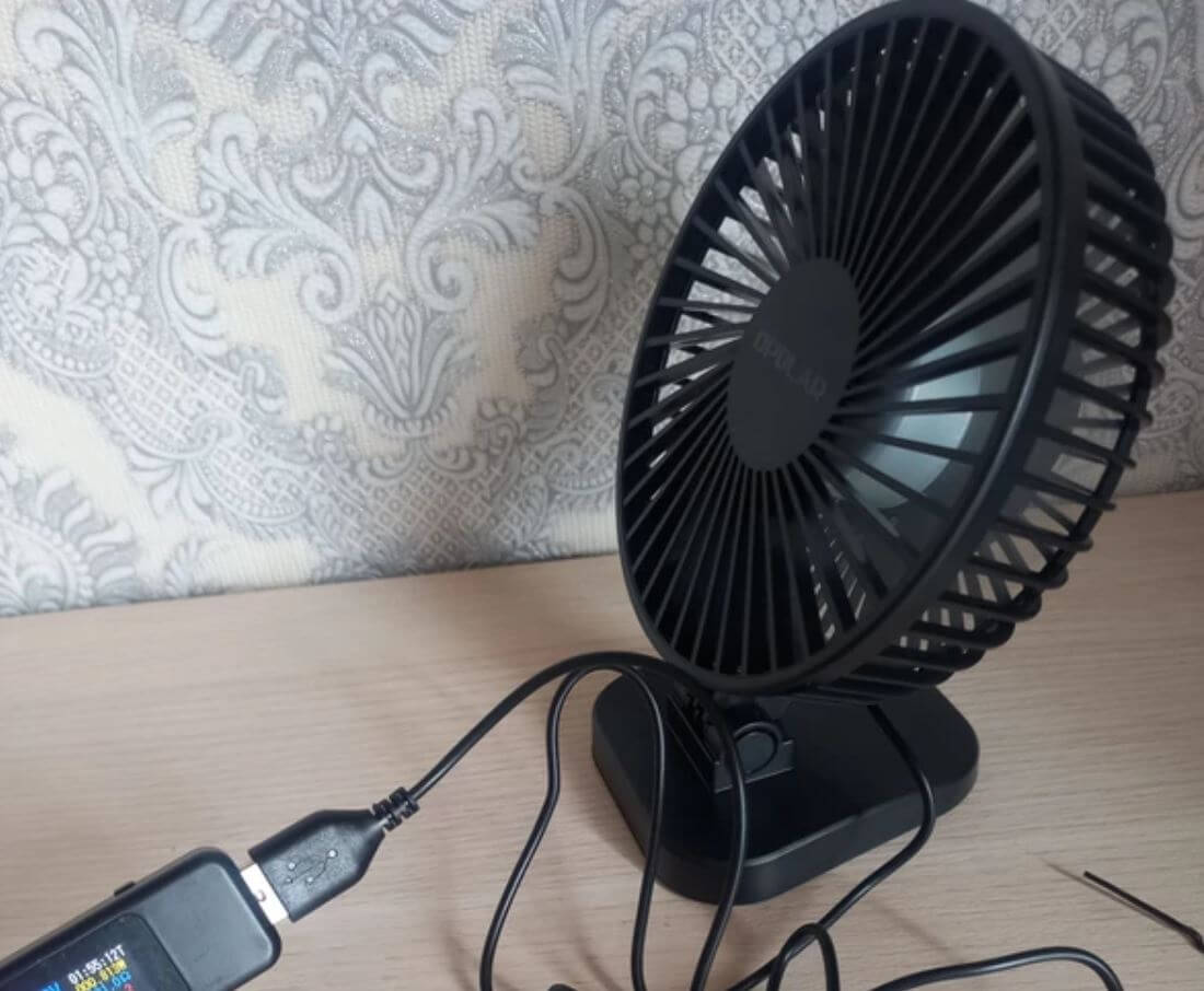 Настольный мини-вентилятор. Удобный мини-вентилятор охладит вас в жаркую погоду. Фото.