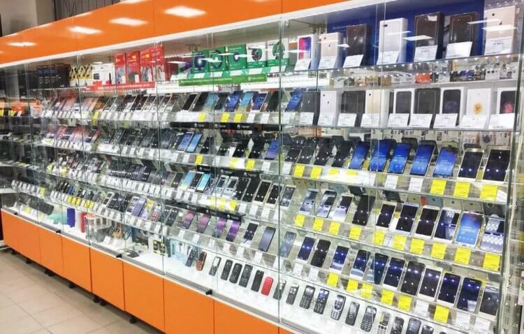 Ассортимент смартфонов в магазине. Вы вряд ли найдете все актуальные модели в одном магазине. Фото.