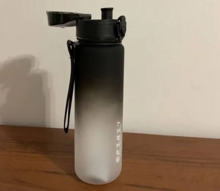 Спортивная бутылка для воды. Бутылка для воды выглядит шикарно и помещается в рюкзак, не давая жидкости вылиться. Фото.