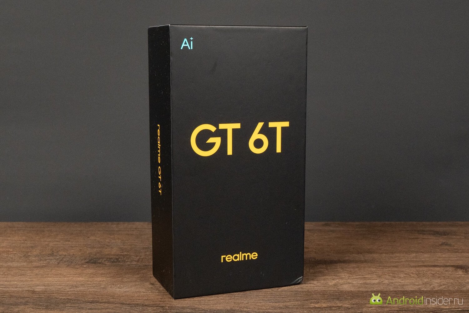 Обзор realme GT 6T. Хоть и черная, но яркая коробка. Фото.