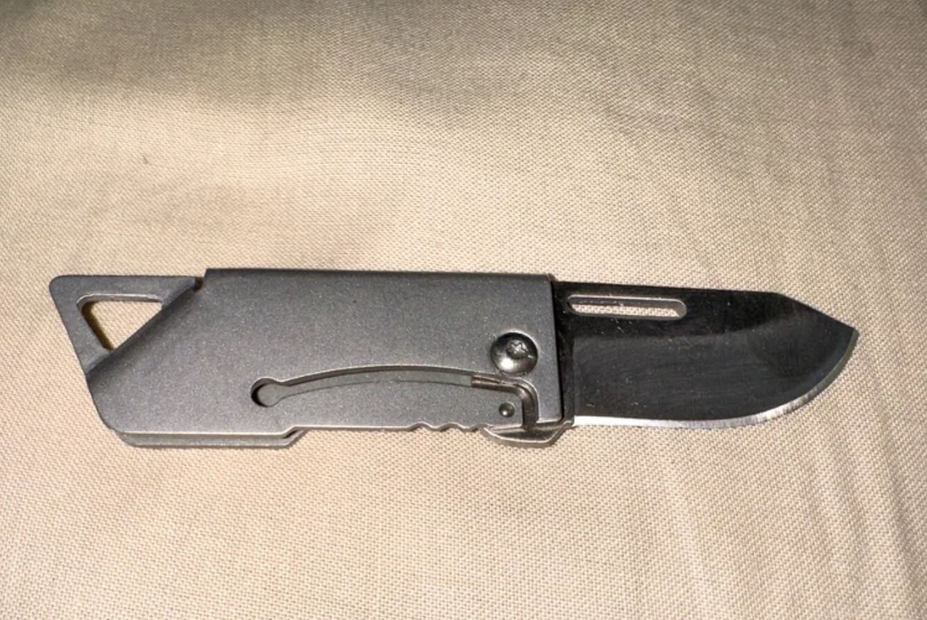 Карманный складной нож. Этот складной ножичек можно носить на ключах или в кармане! Фото.