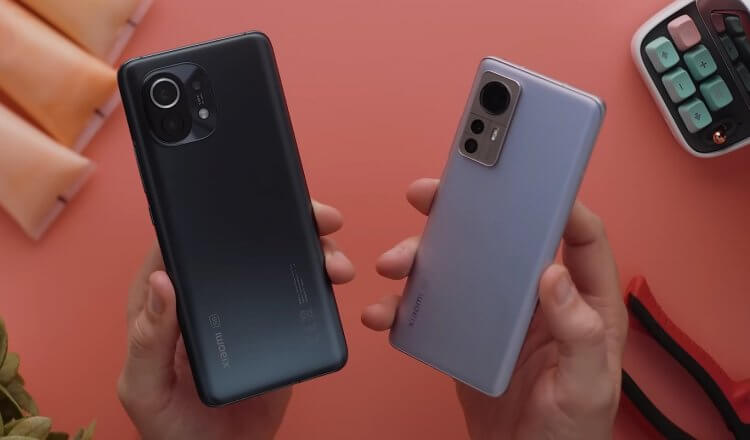 Компактный смартфон в 2024 году. Посмотрите, каким большим кажется Xiaomi Mi 11 (слева) на фоне Xiaomi 12 (справа). Фото: Sam Beckman. Фото.