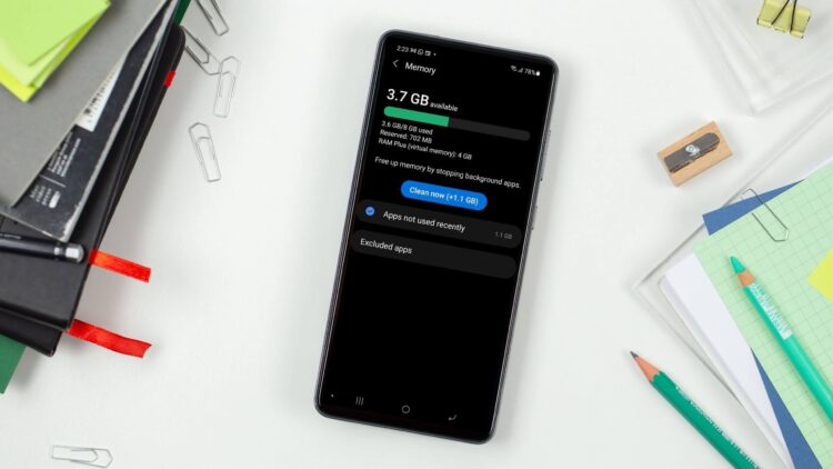 Почему в 2024 году нужно покупать смартфоны с большим объемом оперативной памяти. 8 ГБ больше не хватит. Фото.
