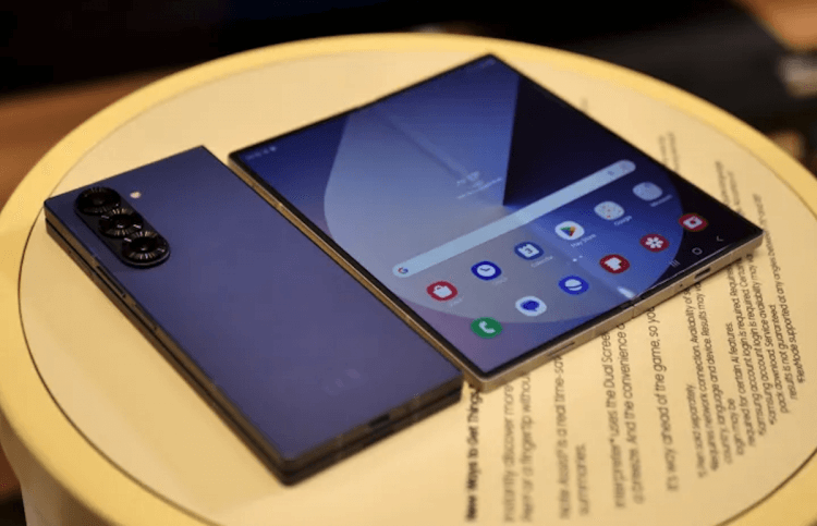 Samsung Galaxy Z Fold 6 против Galaxy Z Fold 5: дизайн. Экран новинки почти квадратный. Изображение: Digital Trends. Фото.