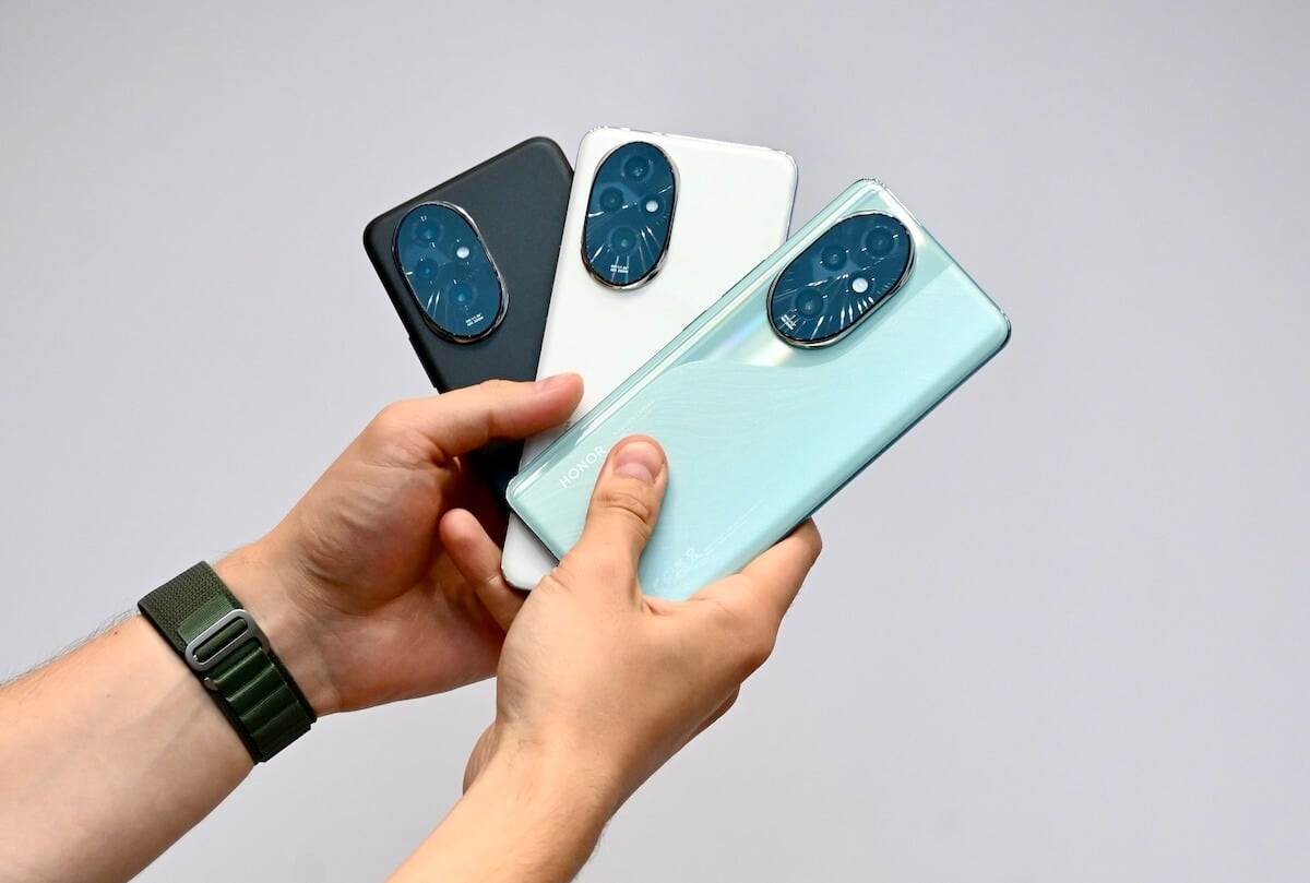 Смартфон на Snapdragon 8s Gen 3. На выбор предлагаются основные цвета. Фото.