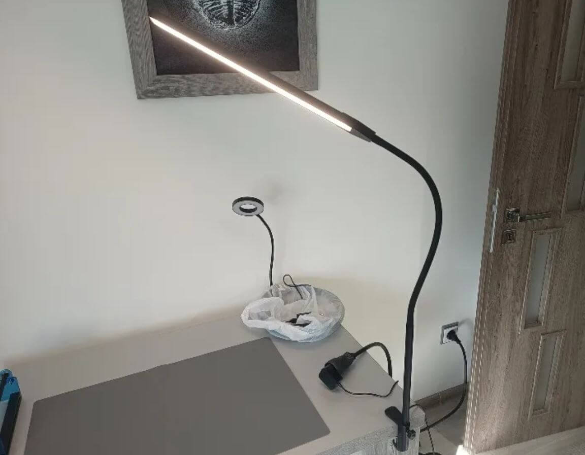 Настольная лампа с креплением к столу. Эта классная лампа вращается во все стороны и крепится к углу стола. Фото.