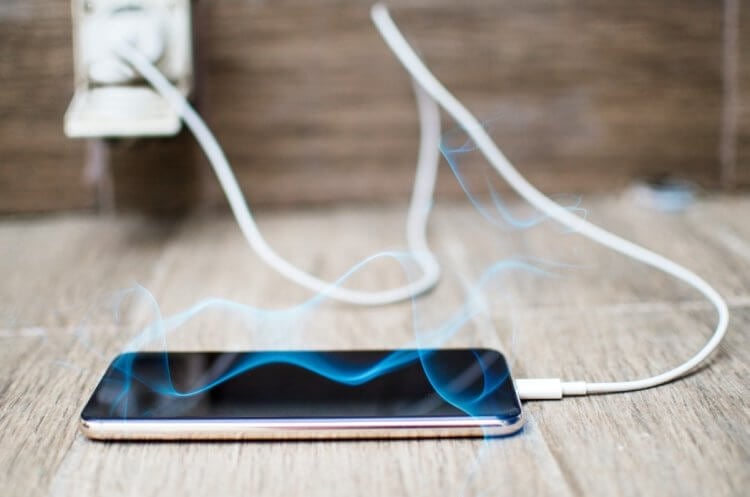 Что делать, если смартфон сильно нагрелся. Если телефон сильно греется на зарядке, отключите его на время от провода. Фото: Wisetek Store. Фото.