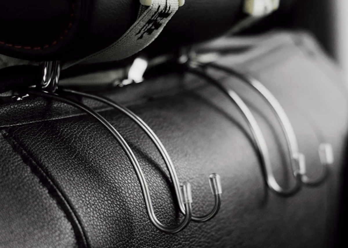 Автомобильный крючок для сумок в салоне. Изображение: AliExpress. Фото.