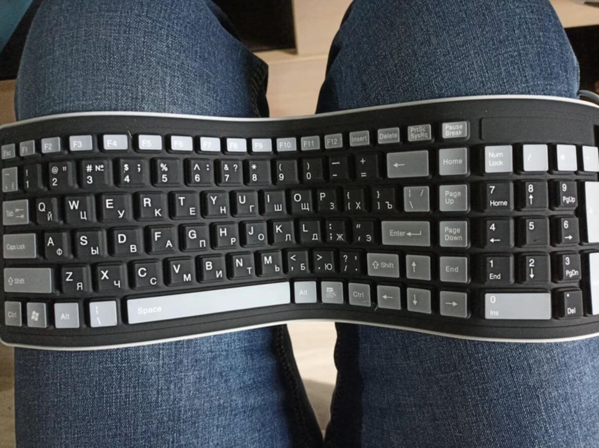 Гибкая силиконовая клавиатура. Силиконовая клавиатура легко складывается и помещается даже в поясную сумку. Фото.